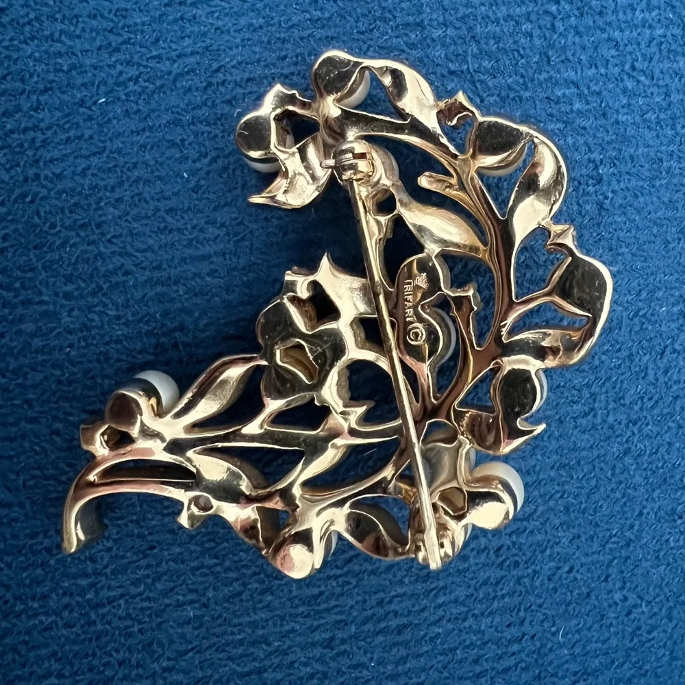 Crown Trifari © Gold Tone Faux Pearl & Rhinestone Leaves Brooch Pin Vintage - Picture 4 of 6